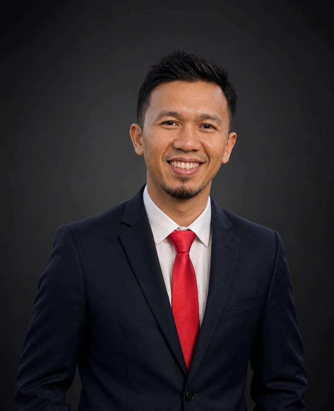 Hendrawanto, Akuntan dan Partner KAP SHS, mengenakan jas dan dasi merah